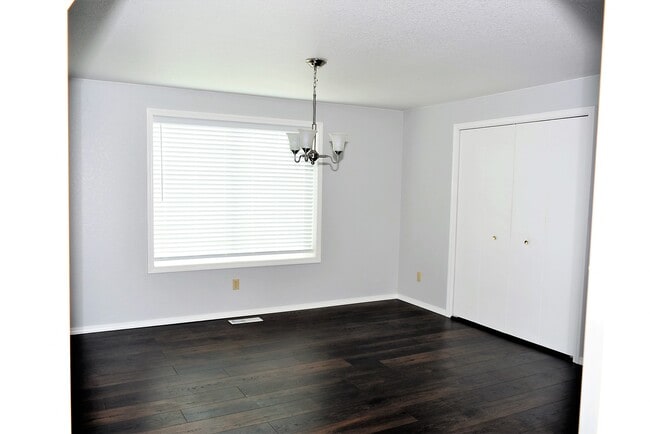 Building Photo - 5706 Crystal Ct SE