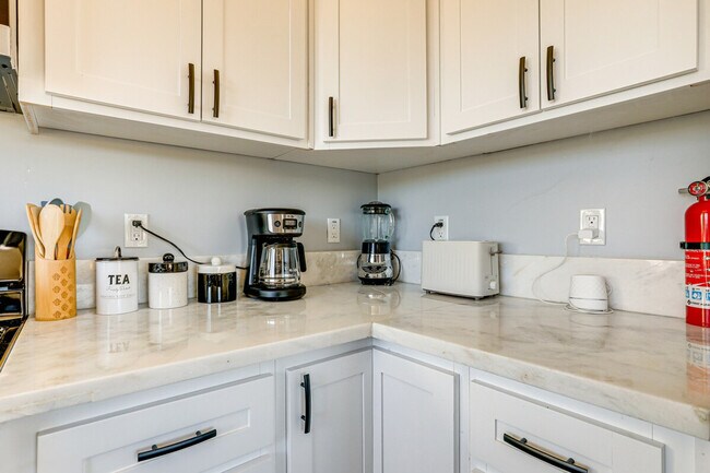 Building Photo - 6600 Thousand Oaks Dr