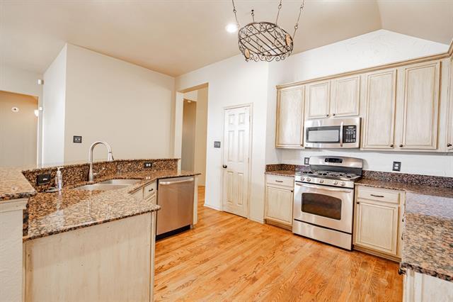 Building Photo - 1875 Crestlake Dr