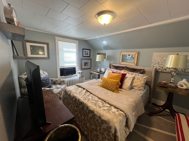 Building Photo - Fully Furnished Single Family House for Re...