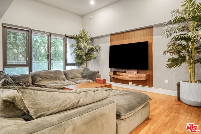 Building Photo - 460 S Spring St