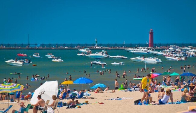 Building Photo - Like New 5 Bedroom - Close to the lake!