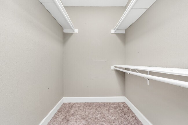 Building Photo - 9700 Leawood Blvd