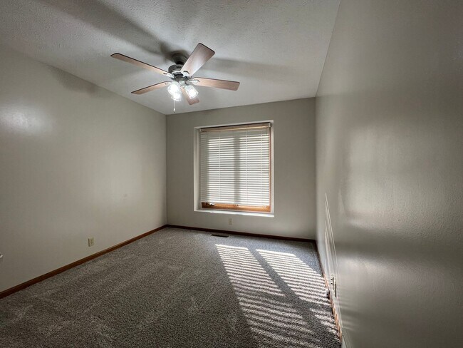 Building Photo - 3 Bedroom With 4th Non-Conforming In Diamo...