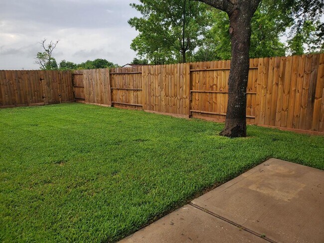 Building Photo - 6811 Independence Blvd