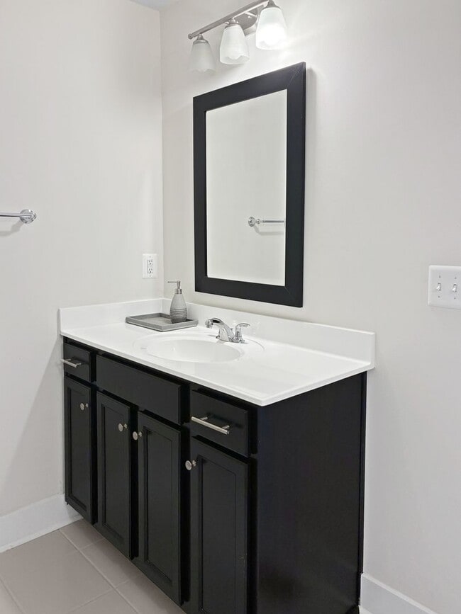 Building Photo - Modern 3 bed, 2.5 bath Townhouse in Henrico!