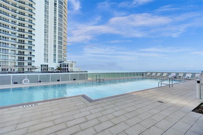Building Photo - 15811 Collins Ave
