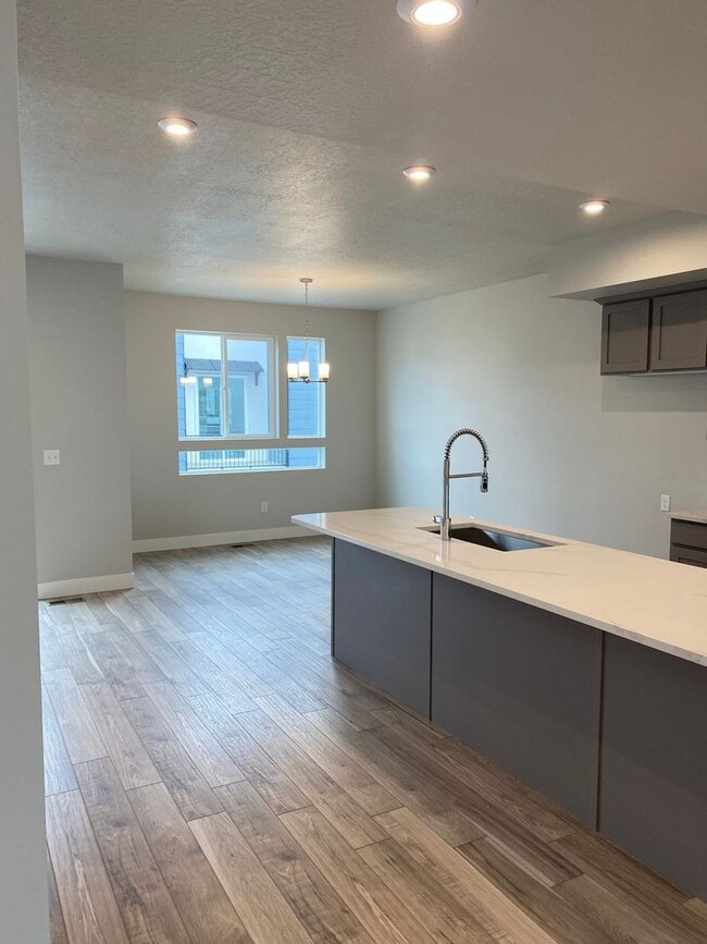 Building Photo - 2 WEEKS FREE - 4 Bed 3 Bath Townhome Available mid-July in American Fork!