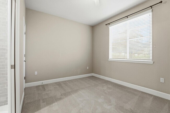 Building Photo - 1818 Tarragon Dr