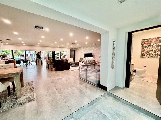 Building Photo - 2305 Magnolia Dr