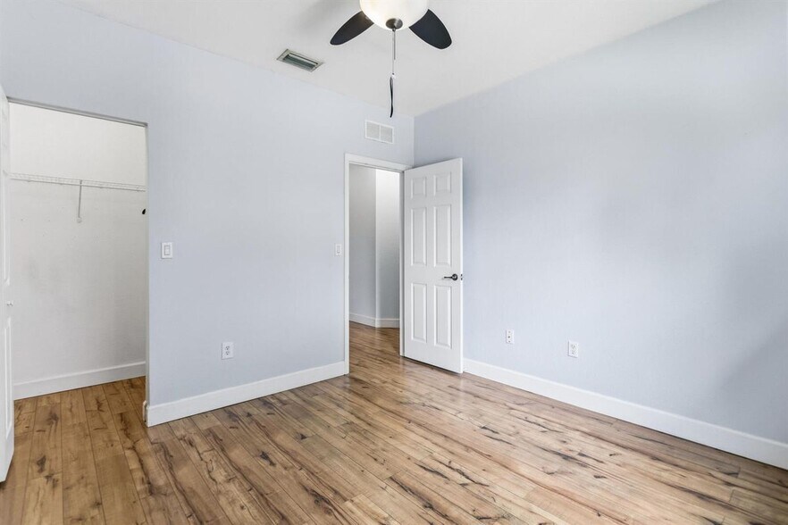 Building Photo - 5056 SW 141st Ave