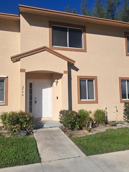 Primary Photo - 2702 Lakeview Dr W