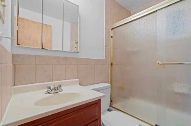 Building Photo - 2143 Plainview Ave