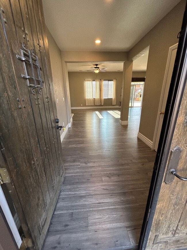 Building Photo - 3 Bedroom 2 bathroom with a bonus room and Solar in NW Visalia!