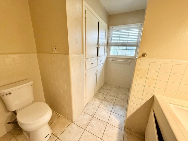 Building Photo - 3-bed/2-bath with two living spaces!