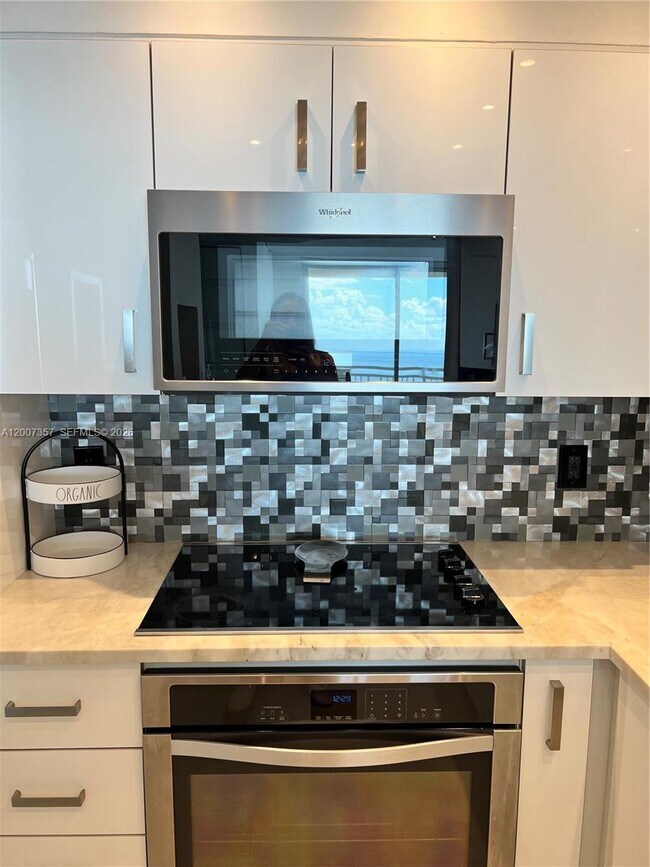 Building Photo - 2475 Brickell Ave