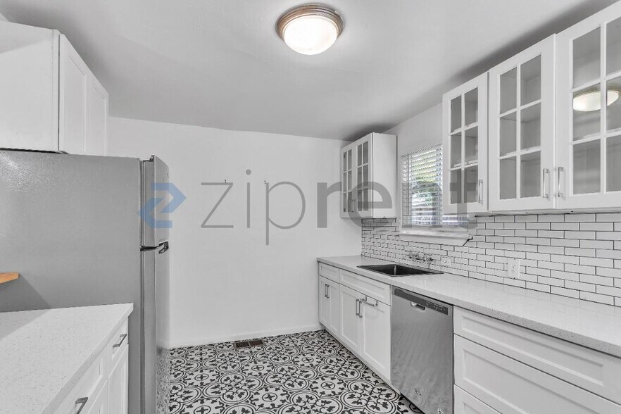 Building Photo - Unit 3400