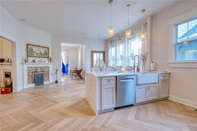 Building Photo - 85 Waddell St NE