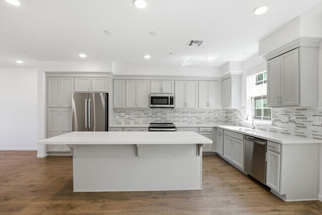 Building Photo - Spacious 3 Bed Townhome with Garage, A/C & Modern Finishes