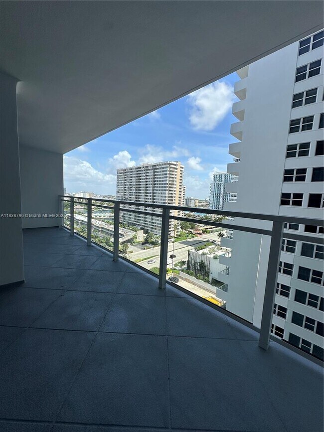 Building Photo - 2030 S Ocean Dr