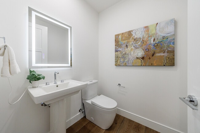 Building Photo - 2425 Peachtree Rd NE