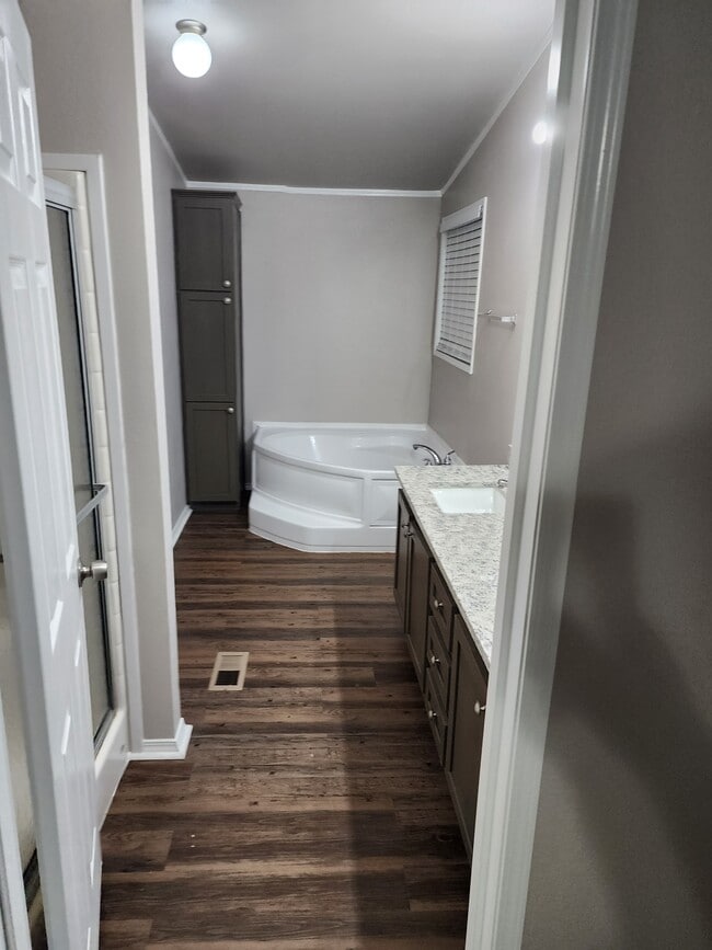 Building Photo - 640 Houston St