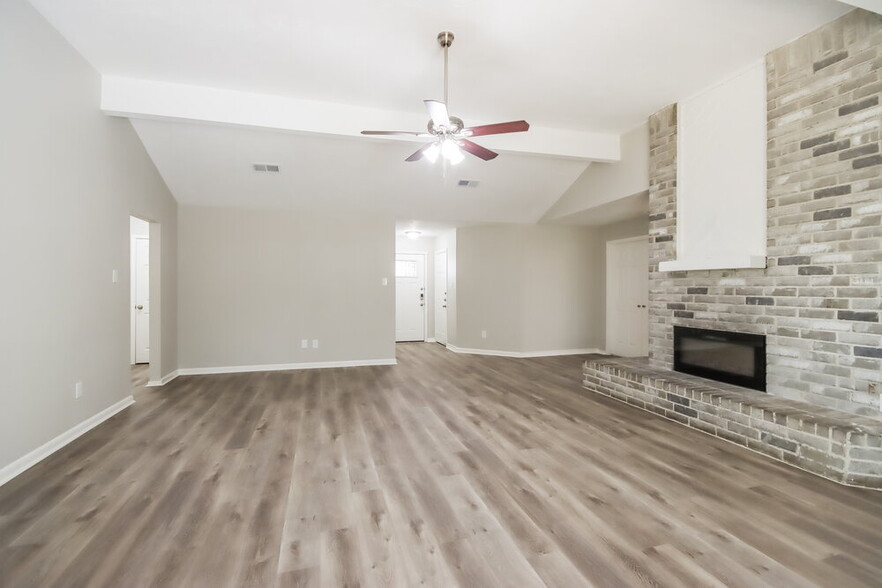 Building Photo - 18806 Oak Bower Dr