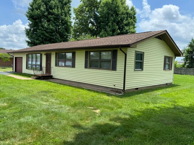 Building Photo - 102 Oaklawn Cir