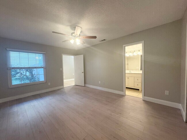 Building Photo - Fantastic 3 BR Lake Mary Home with vaulted...