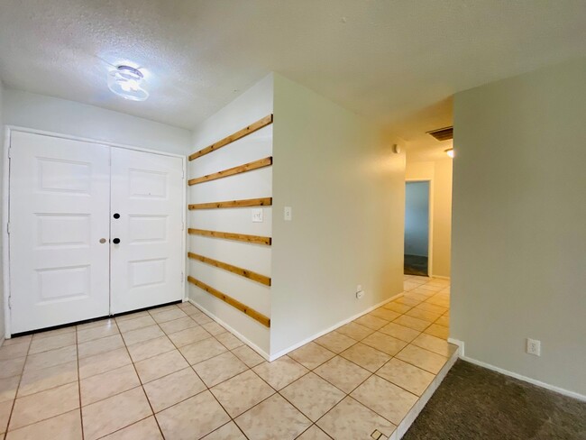 Building Photo - $2,100 Charming 3 Bedroom Home With 2 Livi...