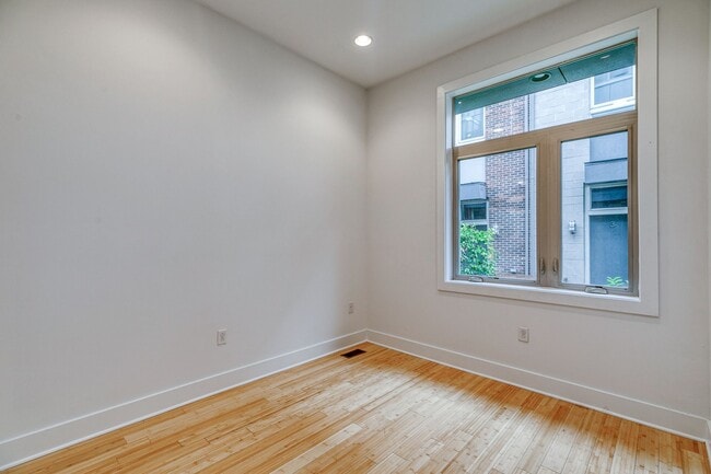 Building Photo - Northern Liberties Townhome with Private Garage