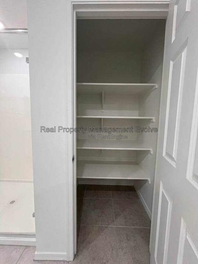 Building Photo - 4617 S 108th Ave