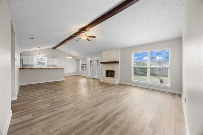 Building Photo - 402 Hillside Dr