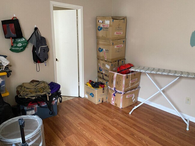 Building Photo - 2 Bed 1 Bath Duplex