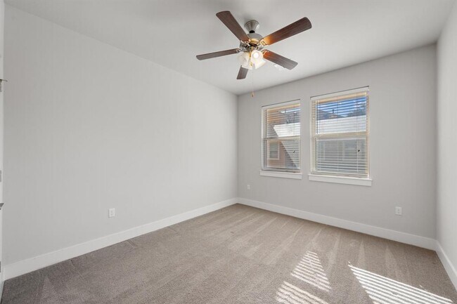 Building Photo - 13800 Lyndhurst St