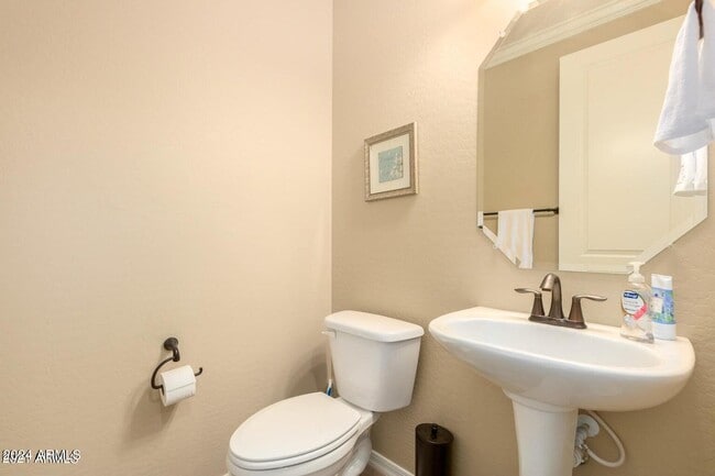 Building Photo - 421 W Leatherwood Ave