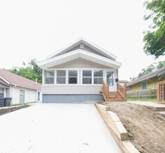 Building Photo - 1200 Sqft. 2 Bedroom 1 Bath