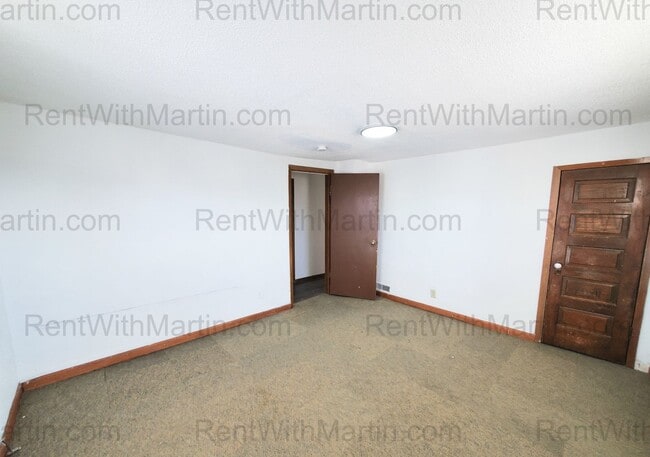 Building Photo - 919 Oneida St