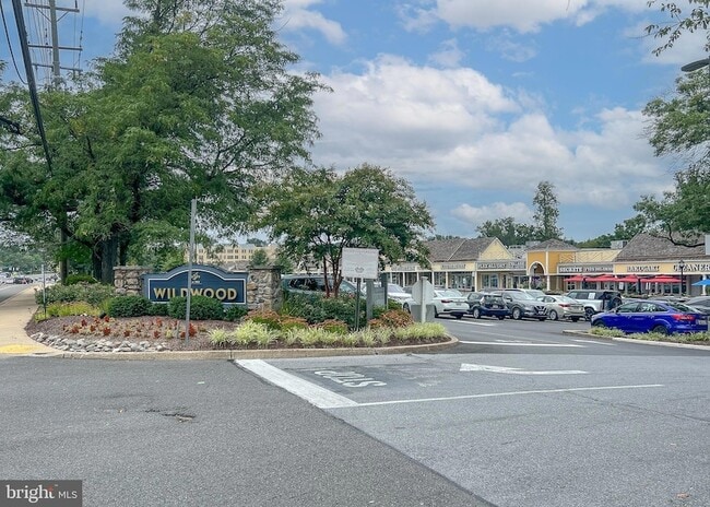 Building Photo - 5905 Lone Oak Dr