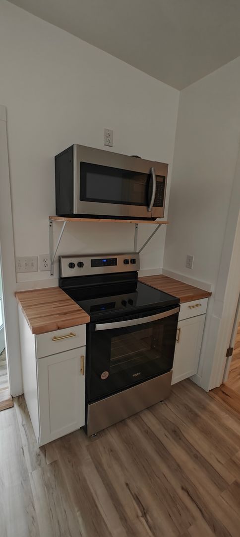 Building Photo - --APPLICATION PE 2 BR/ 1 BA Newly Renovate...