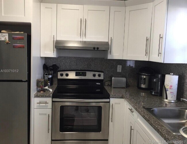Kitchen. Granite counter tops. Stainless steel appliances. - 7505 SW 82nd St