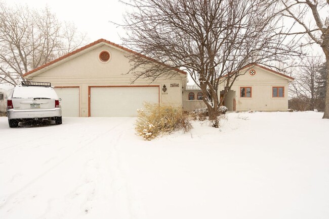 Building Photo - Beautiful and spacious 5 bedroom home located near Long Pond Reservoir in NE Fort Collins