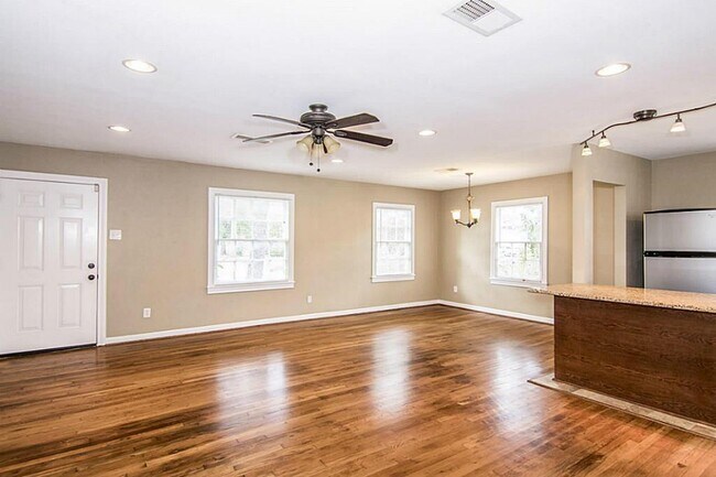 Building Photo - 411 Woodard St