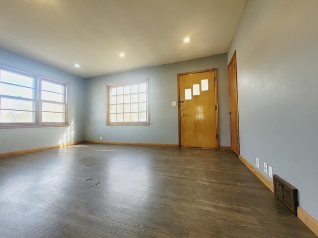 Building Photo - 1320 N Broadwell Ave