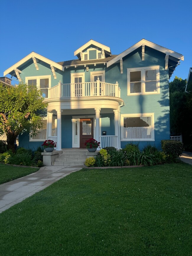 Building Photo - 713 S Bronson Ave