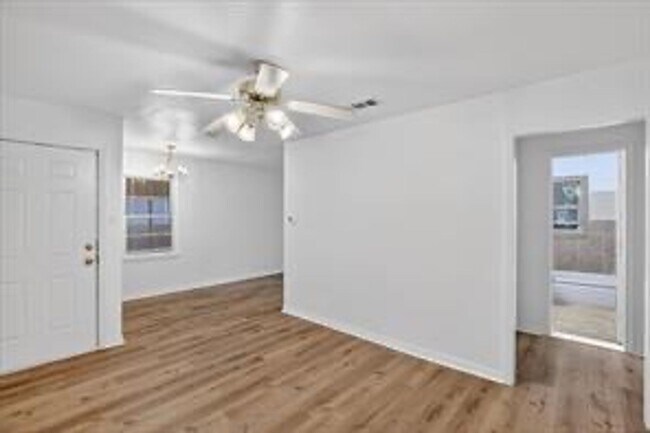 Building Photo - MOVE IN READY 4 BED 2 BATH!