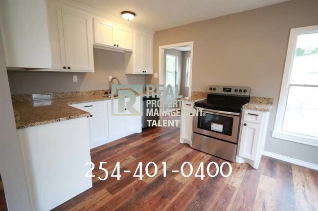 Building Photo - **Available in August** 3 Bedroom, 1 Bathr...