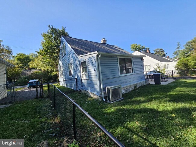 Building Photo - 319 Dean Dr