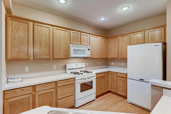 Building Photo - Bright End-Unit 2BD Townhome with Fireplace, Deck & Big Bedrooms