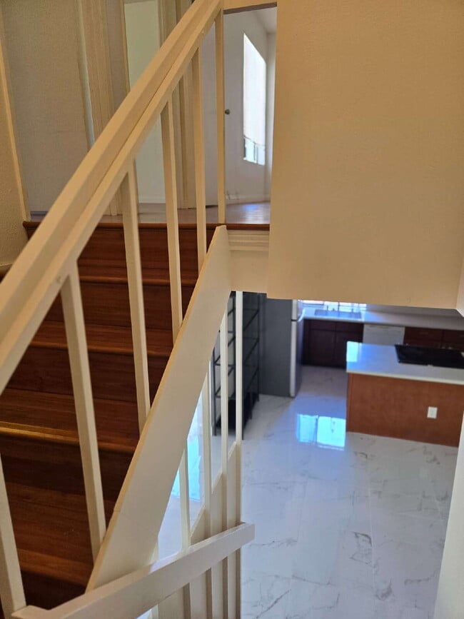 Building Photo - Spacious 3-bed, 2-bath condo is located in the heart of UTC, right on the UCSD bus line! It featu...